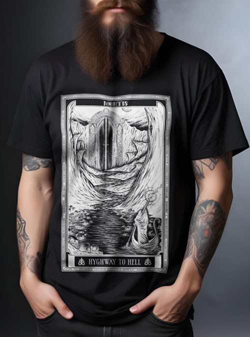 tshirt noir avec illustration blanche sérigraphiée à la main, représentant une carte de tarot ou d'oracle. La carte se nomme highway to hell et représente la mort qui navigue sur le styx en direction des portes de l'enfer.